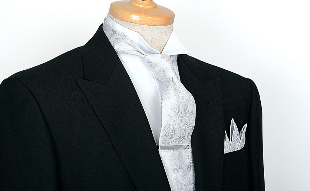 白のペイズリーのネクタイと共地のポケットチーフを身に着けたブラックフォーマルのトルソー